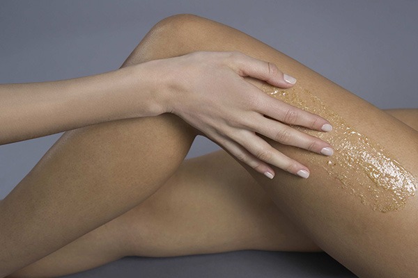 Exfoliación química vs. exfoliación física: ¿Cuál es la más adecuada para tu piel?