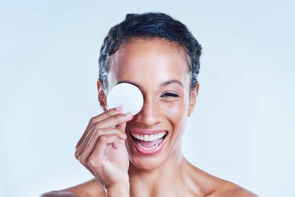 Cómo iluminar los ojos: Productos, consejos de maquillaje y remedios caseros