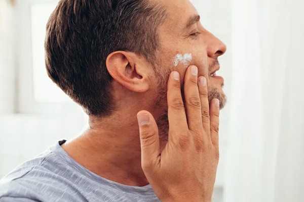 Cómo tratar el acné en los hombres